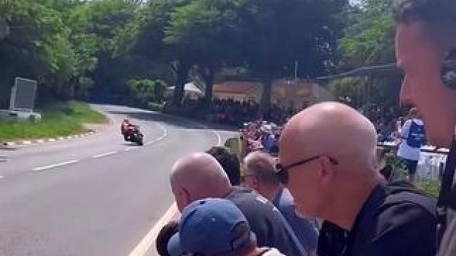 380KM每小时的速度，终究追不上郭有才的一首诺言#极限运动#弯道快才是真的快 #贴地飞行 #速度与