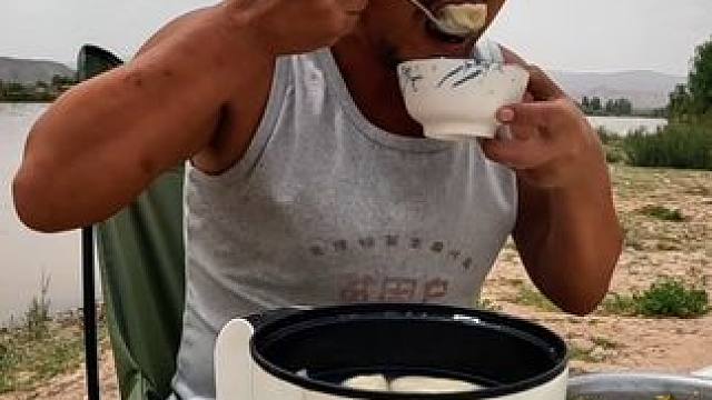 沙老板吃饺子必须是肉馅的，而且是吃5个煮5个，必须是热乎的#户外美食 #户外生活 #户外野炊 