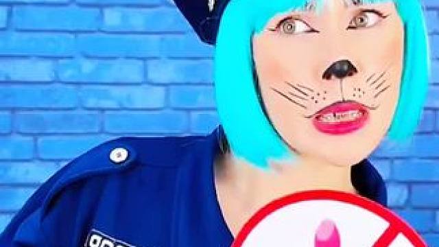 为了能够把口红带过去，最后利用妙招成功了#看一遍笑一遍 #恶搞配音 #老外真会玩 #搞笑配音 #搞笑