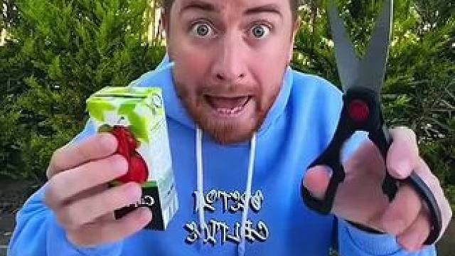 喝果汁喝出意外收获，结局让人万万想不到！ #看一遍笑一遍 #意想不到的结局 #老外真会玩 #万万没想