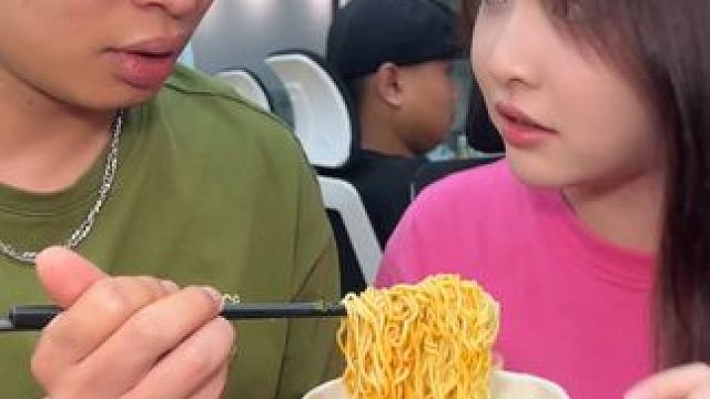 这个麻辣香锅味的#泡面 真的#好吃到停不下来 面里的海带丝简直绝了#速食美食 #方便面