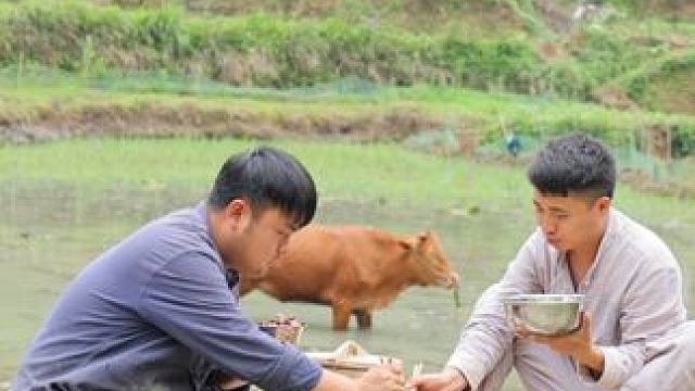 在农村，很多时候就是直接在外面就把饭给解决了，每次吃起来都是格外的香#农村美食 #
