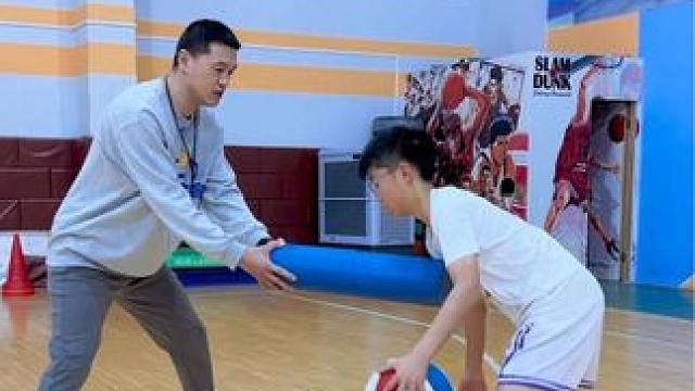 #篮球 #日常训练 #一分钟干货教学 
强化运球节奏寻找突破时机
｜炸球前后胯下突破上篮终结
｜变向