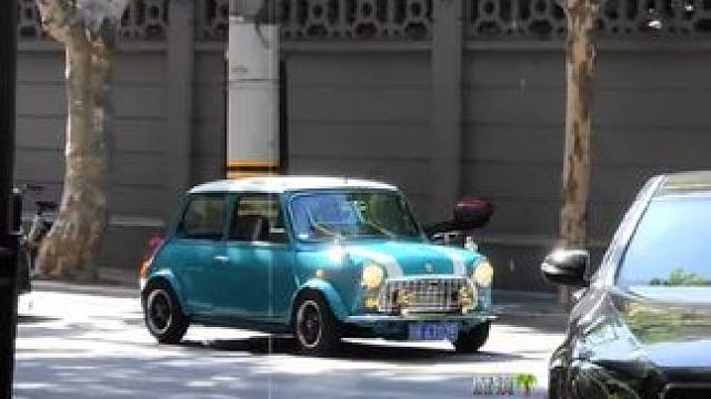 这台车出现在上海就很合理，偶遇憨豆先生同款mini 车主非常的有腔调
