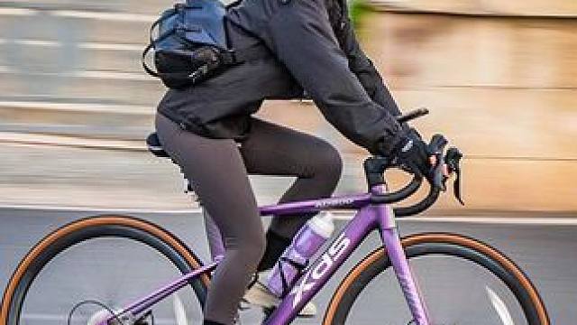 广场机车追焦 视频 没词了 不解说了#机车 #摩托车 #追焦 #女骑 #保持热爱奔赴山海