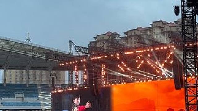 11岁时打开电脑听张杰的天下，遥想什么时候可以现场感受，如今27岁了，这趟列车终究是到站了。#张杰天