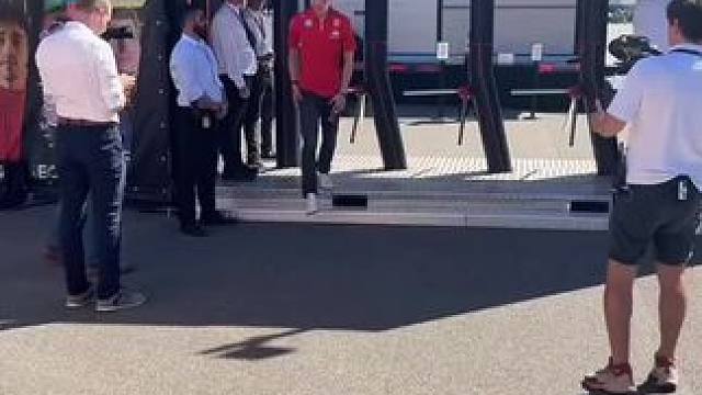 阳光帅气的小崽走进围场～#2024f1伊莫拉站 #艾米利亚罗马涅大奖赛 #奥利弗比尔曼 #olive