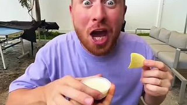 薯片的花样吃法，结局真是让人太意外了！ #看一遍笑一遍 #意想不到的结局 #老外真会玩 #这操作都看