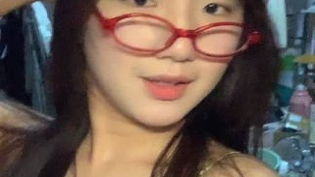 苍白的话语刺痛着耳朵 