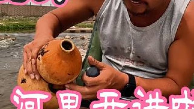 沙老师露营小河里，吃美食喝美酒跟酒友们聊聊天，饭菜顺口又多了#户外美食 #户外生活 #户外野炊 