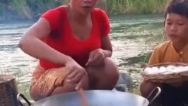 现在抓河里的大鱼，用秘方在森林煮了和狗一起吃