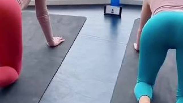 #正常瑜伽动作无不良引导#跟着美女学瑜伽