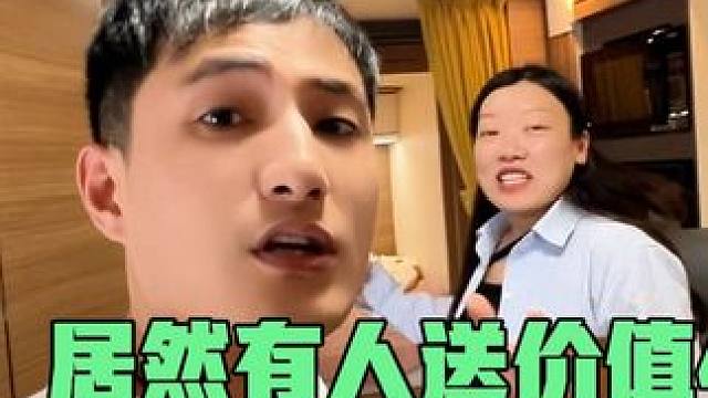 夫妻旅行路上想换车，居然有人送价值40万房车和小伙互换，值吗？ #房车旅行 #房车自驾游 #开着房车