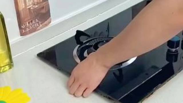 #创作灵感  厨房灶台边容易藏污纳垢，贴上#铝箔胶带  没有缝隙好清理，水池边也可以贴#防油贴纸  