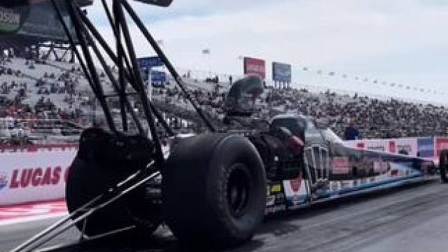 真男人就得玩直线
#直线加速赛 #比赛现场 #专业动作请勿模仿 #赛车 #赛道