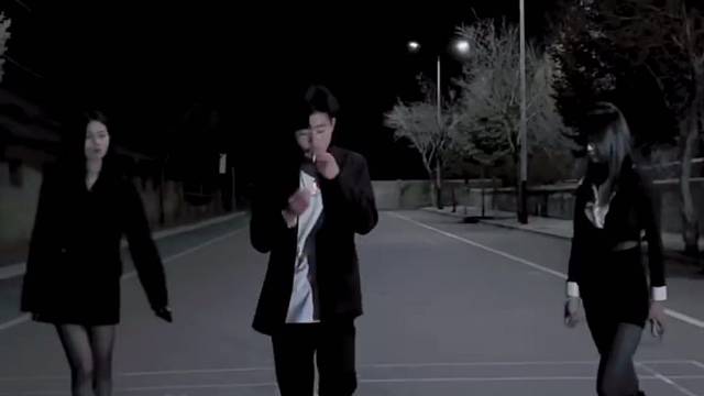 比起被人左右的生活我更喜欢无人问津的日子.