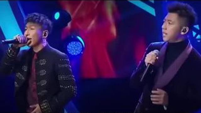 羽泉演唱《冷酷到底》，一开口唤起满满的青春回忆 