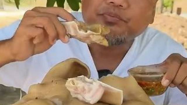 水煮大猪头，一口一嘴油，看吃的不得了 #户外美食 #咀嚼声 #咀嚼音声控 #太好吃了 #猪头肉一绝