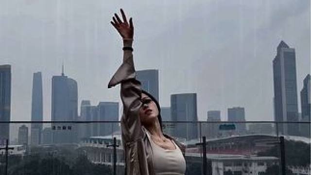 下着大雨也要去天台录舞，听说广东要迎来“龙舟水”了，大家准备好在暴雨中上班30天了吗？#龙舟水 #广