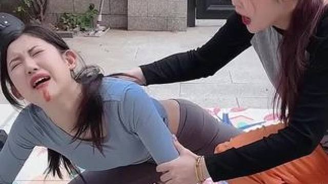 和姐妹一起健身，假装累到吐血看她什么反应