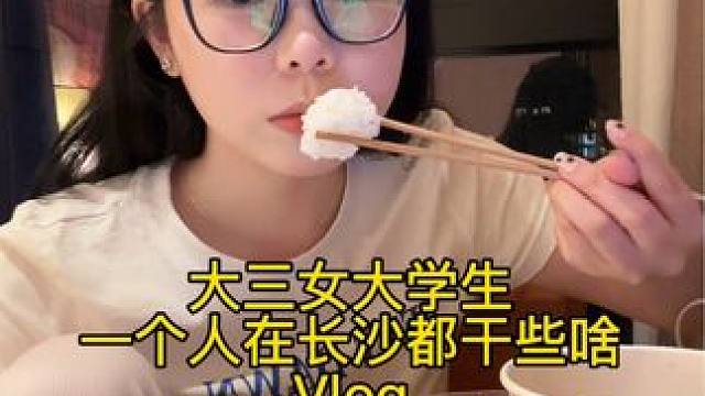 本来自己一个人在酒店吃外卖看综艺是幸福到爆炸的事情，却凭一嘴之力把智齿吃发炎了，甜咸永动机真不是谁都