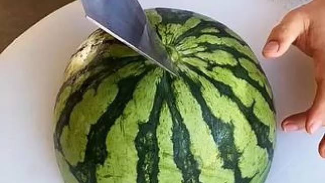 这才是西瓜的正确打开方式，客人来了让他们大开眼界