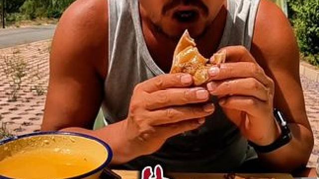 猪大肠这个东西是真香，和尚吃的老高兴了#户外美食 #野外生活 #户外生活 