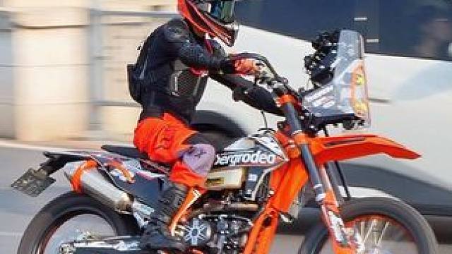 广场机车 追焦 视频 解说 #摩托车 #机车 #女骑 #追焦 #爱机车爱生活