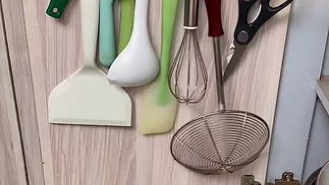 家里零碎东西多的，在橱柜门上按一个这样的滑轨挂钩，平时用的小工具都能藏起来收纳了#收纳整理 #橱柜门