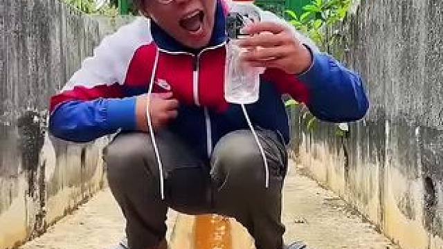 哥哥给弟弟自制饮料，结局真是让人太意外了！ #看一遍笑一遍 #意想不到的结局 #这操作都看傻了 #万