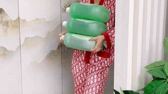 夏天到了，家里怎么能少了这个#拖地花露水  12斤装才12.99，太划算了，随便怎么用都不心疼#家用