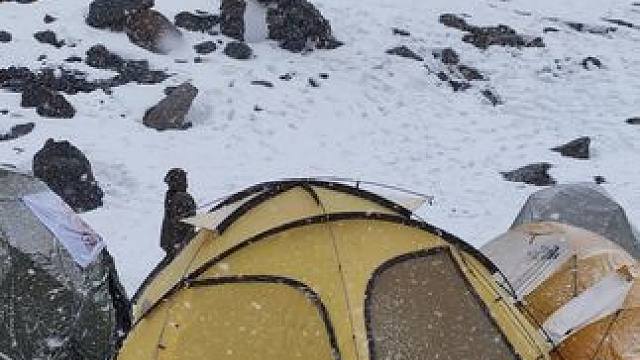 谁懂啊️雪山里一口热乎火锅的含金量#这种爬山的感觉谁懂呀 #山顶的风景一定值得 #现在满脑子都是爬山