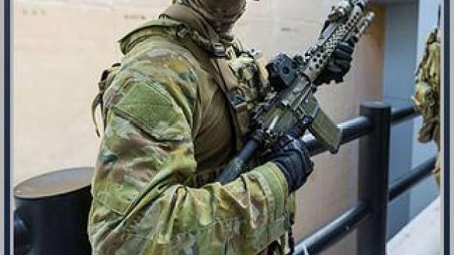 海豹突击队员遭遇神秘袭击，他能否顺利化险为夷呢#战争电影  #新剧推荐