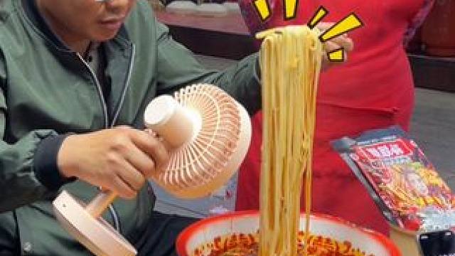 佛山帅哥挑战5两螺蛳粉~你觉得他能挑战成功吗？#螺蛳粉