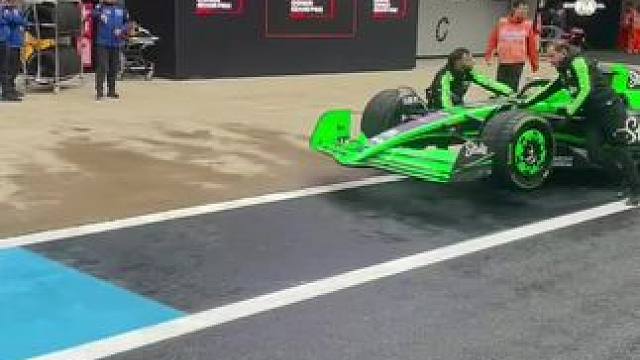 上海战周冠宇战车验车回P房#f1赛车 #f1上海站