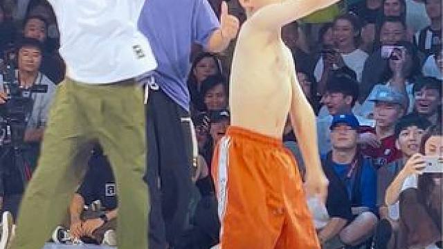 超强街舞小朋友 初生牛犊不怕虎，6岁小男孩太想战胜对面的叔叔们了，都快拦不住了，太凶了#街舞 #35