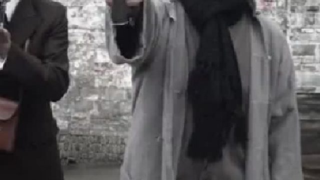 鬼子伪装成难民，被欧阳及时发现，可守军却不理会