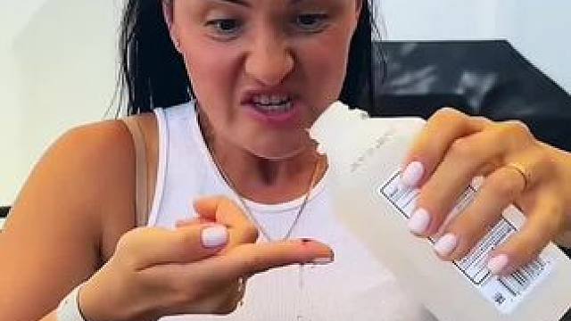 切苹果不小心把手伤到，结局真是太酸爽了！ #看一遍笑一遍 #意想不到的结局 #老外真会玩 #这操作都