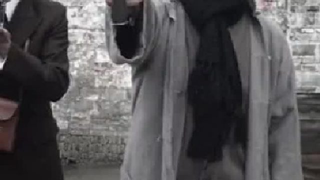 鬼子伪装成难民混进城里，一个书生和一个农民竟救了一城的人