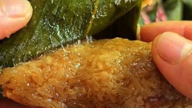 粽子冷水下锅加点小苏打，下锅的时候让粽子吸饱水分，过10分钟再烧火煮开，煮开15分钟转小火再煮3到4