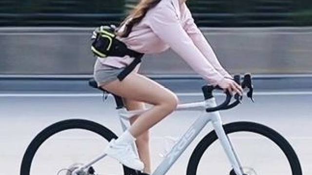 为什么说骑机车的人最懂浪漫。因为他会问你有没有空，我带你去溜车，溜到很晚回家路上车坏啦，修不好那种#