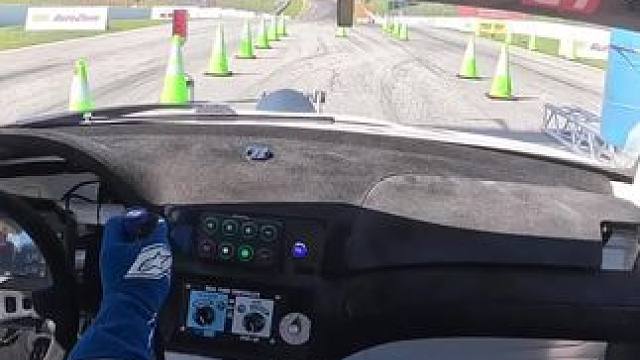 会用手刹在飘移车上是至关重要的！#飘移 #专业车手 #第一视角 #竞飒赛车公园