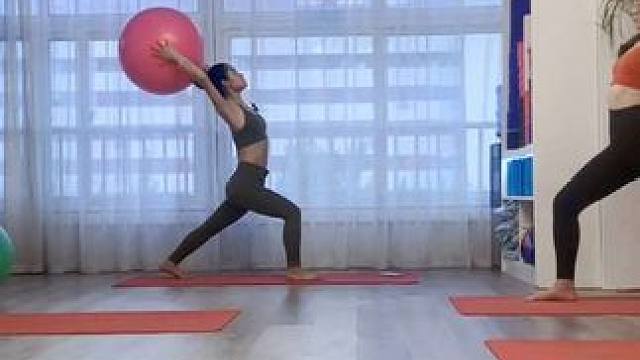 60分钟《大球瑜伽-肩背》让你5分钟看完，喜欢记得点赞收藏哦，喜欢口令讲解版的亲们，下方评论区留言哦