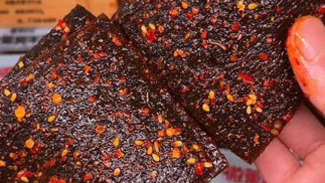 虽然叫臭干子，但真的一点也不臭，吃起来特别香！#辣条 #零食推荐 #解馋 #追剧小零食 #开袋即食