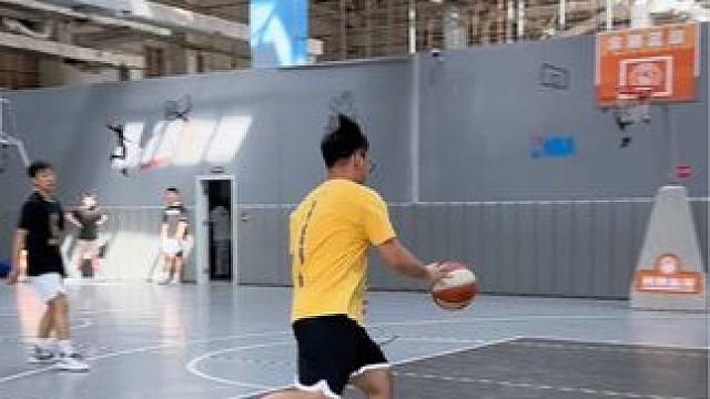#篮球 #日常训练 #一分钟干货教学 
团队传球结合终结轮转训练
｜传切配合结合上篮终结
｜双人传球