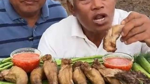 老丈人又来了，香辣鸭脖，吃的是真香呀 #户外美食 #百吃不厌 #咀嚼音解压 #咀嚼音 #我要上热门