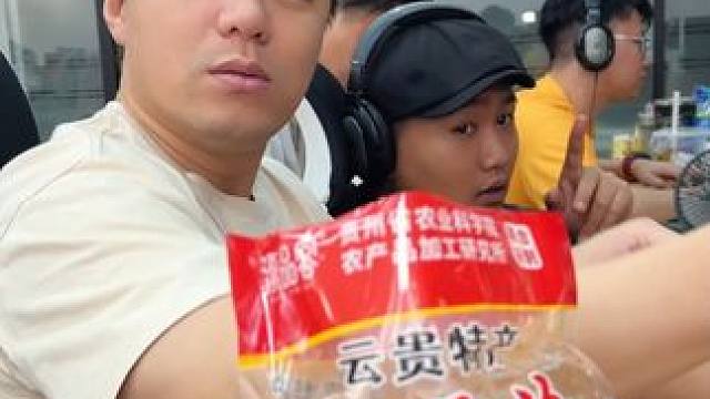 外表看似普通的贵州#土豆片 比国外的#薯片 要好吃多了#零食推荐 #追剧必备零食