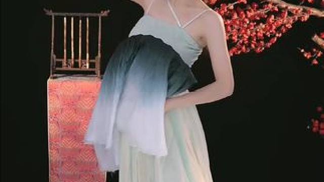 古典舞似那悠悠古韵中绽放的花朵，每一个动作都是诗意的流淌，每一次旋转都是情感的倾诉。#新中式穿搭 #