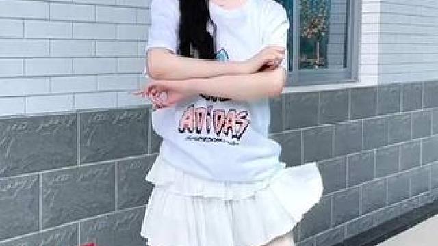 在大发门口跳有点社牛了#夏天该有的样子 #元气少女 #这才是甜妹该跳的舞 #这个夏天我的热舞dna动