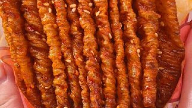 谁懂呀！这个儿时大辣片波浪豆筋也太好吃了吧！香香辣辣的，豆香味十足，好吃到原地爆炸啊！#辣条 #无辣